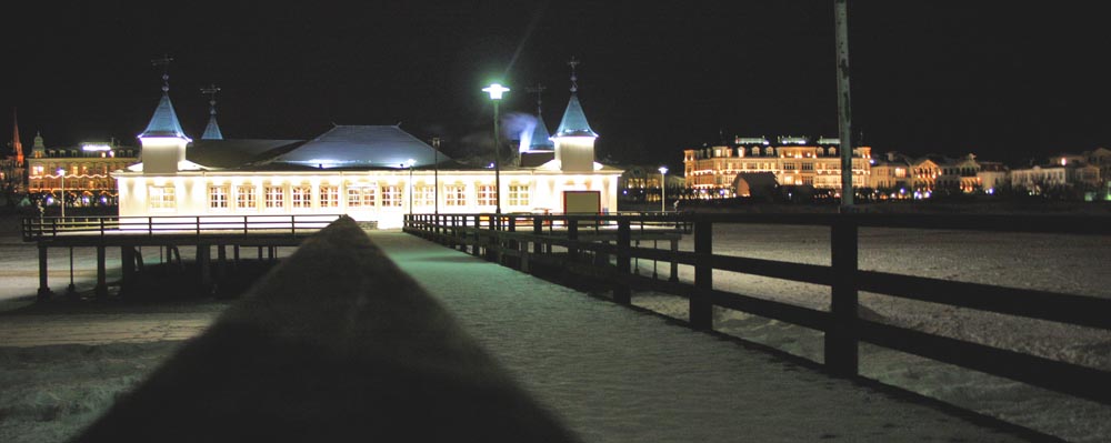 Usedom im Winter, Seebrücke bei Ahlbeck, Eisschollen, Ostsee im Winter