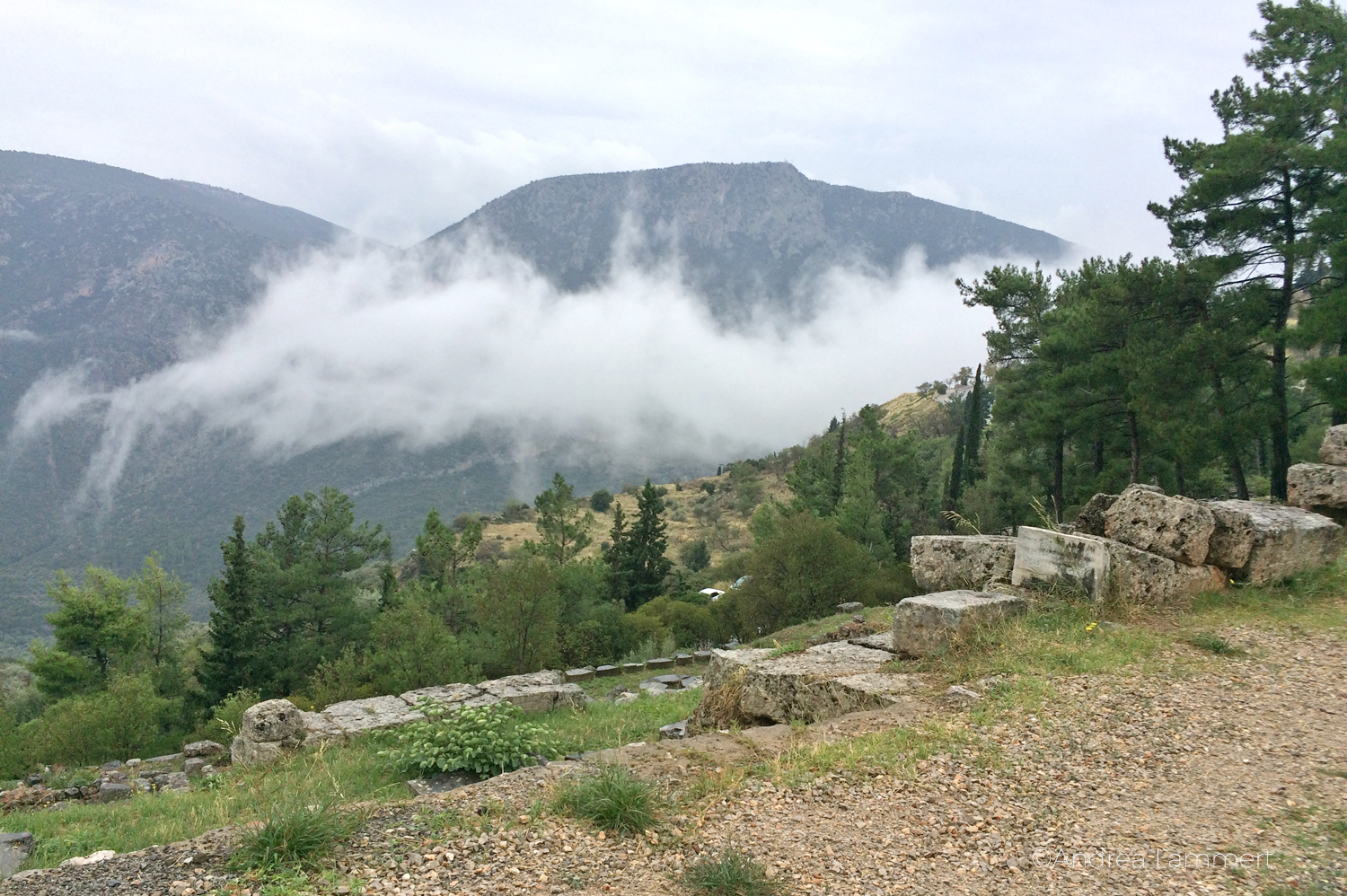 Magisches Delphi. Apollontempel, tief hängende Wolken, Parnaßberge