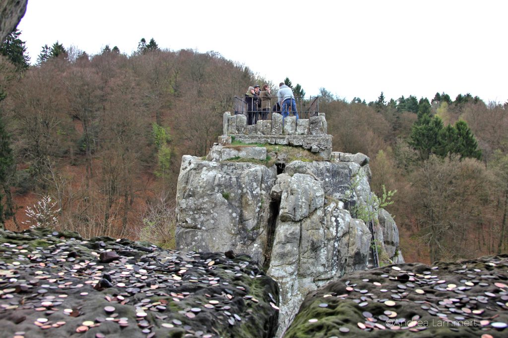 Externsteine, Spirituell, Teutoburger Wald, Bad Meinberg, Geldmünzen hingeworfen