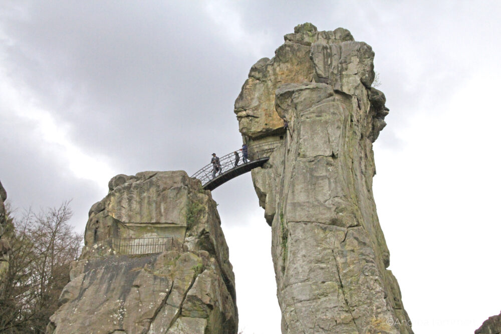 Externsteine: Bekanntester Kraftplatz in Deutschland Externsteine, Spirituell. Teutoburger Wald, Bad Meinberg, Brücke am Turmfels