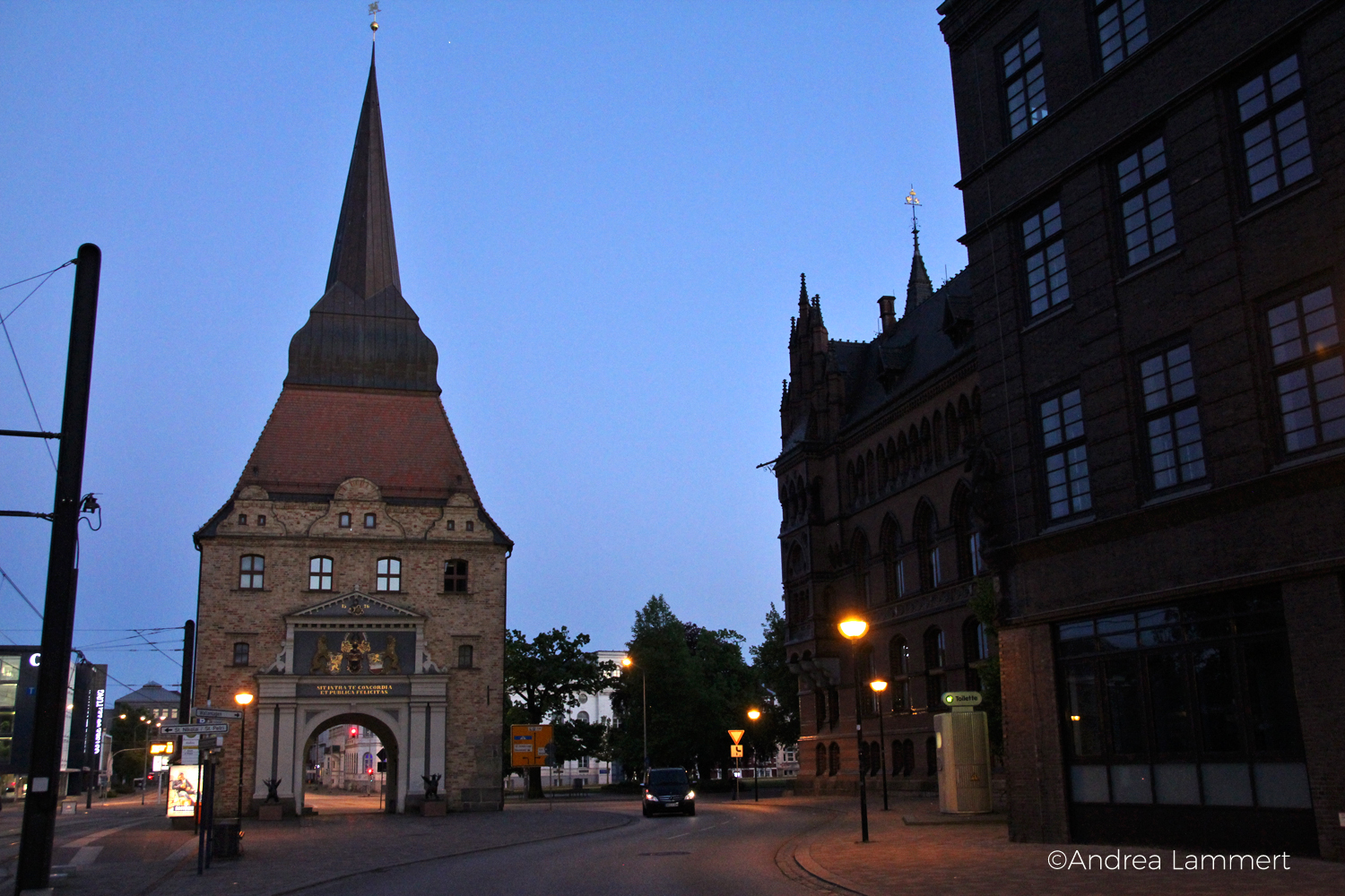 Hansestadt, Abends: Das Steintor von der Stadtseite aus