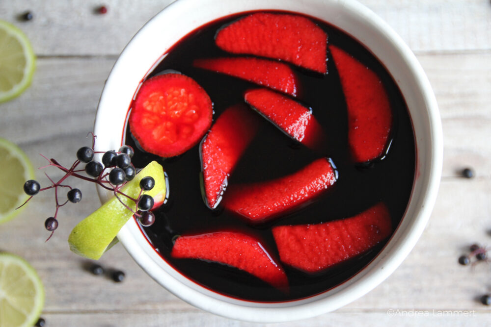 Fliederbeersuppe mit Äpfeln und Gries, Holundersuppe