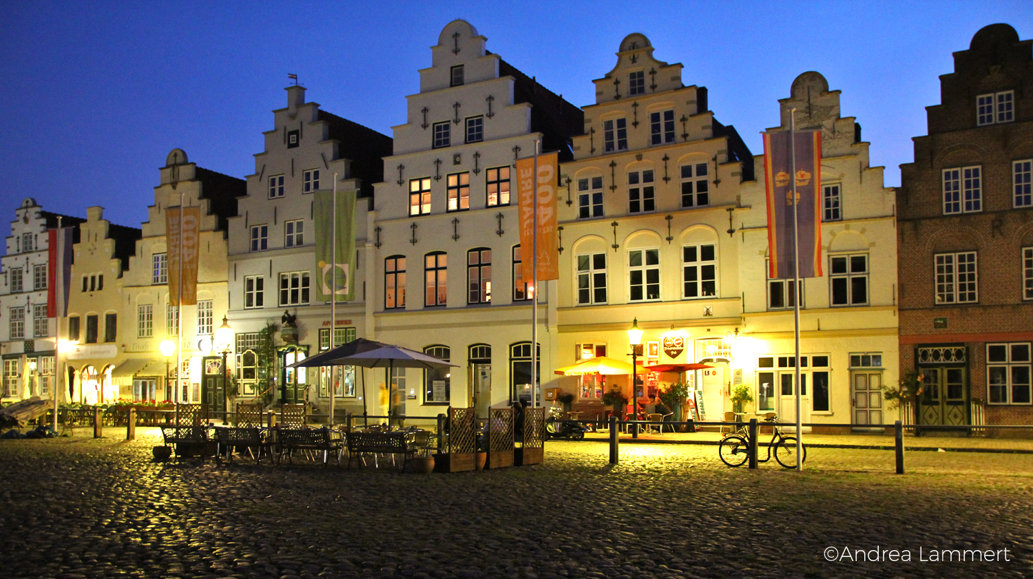 Friedrichstadt ist eine holländische Grachtenstadt an der Nordsee. Lies mehr über Sehenswürdigkeiten, Grachtenfahrten, Tipps und Unterkünfte.