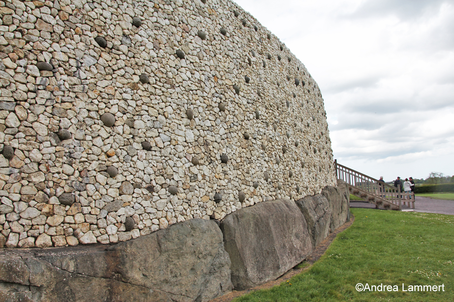 Newgrange in Irland, wichtiger spiritueller Ort und Megalith, Treffpunkt zur Wintersonnenwende, zu sehen die äußere Anlage des Megalithen