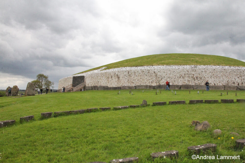 Newgrange in Irland, wichtiger spiritueller Ort und Megalith, Treffpunkt zur Wintersonnenwende, zu sehen die äußere Anlage des Megalithen