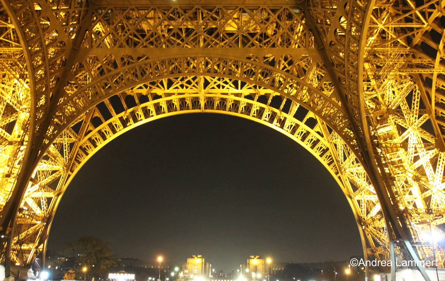 Paris unterm Eiffelturm mit Sicherheitsschleuse