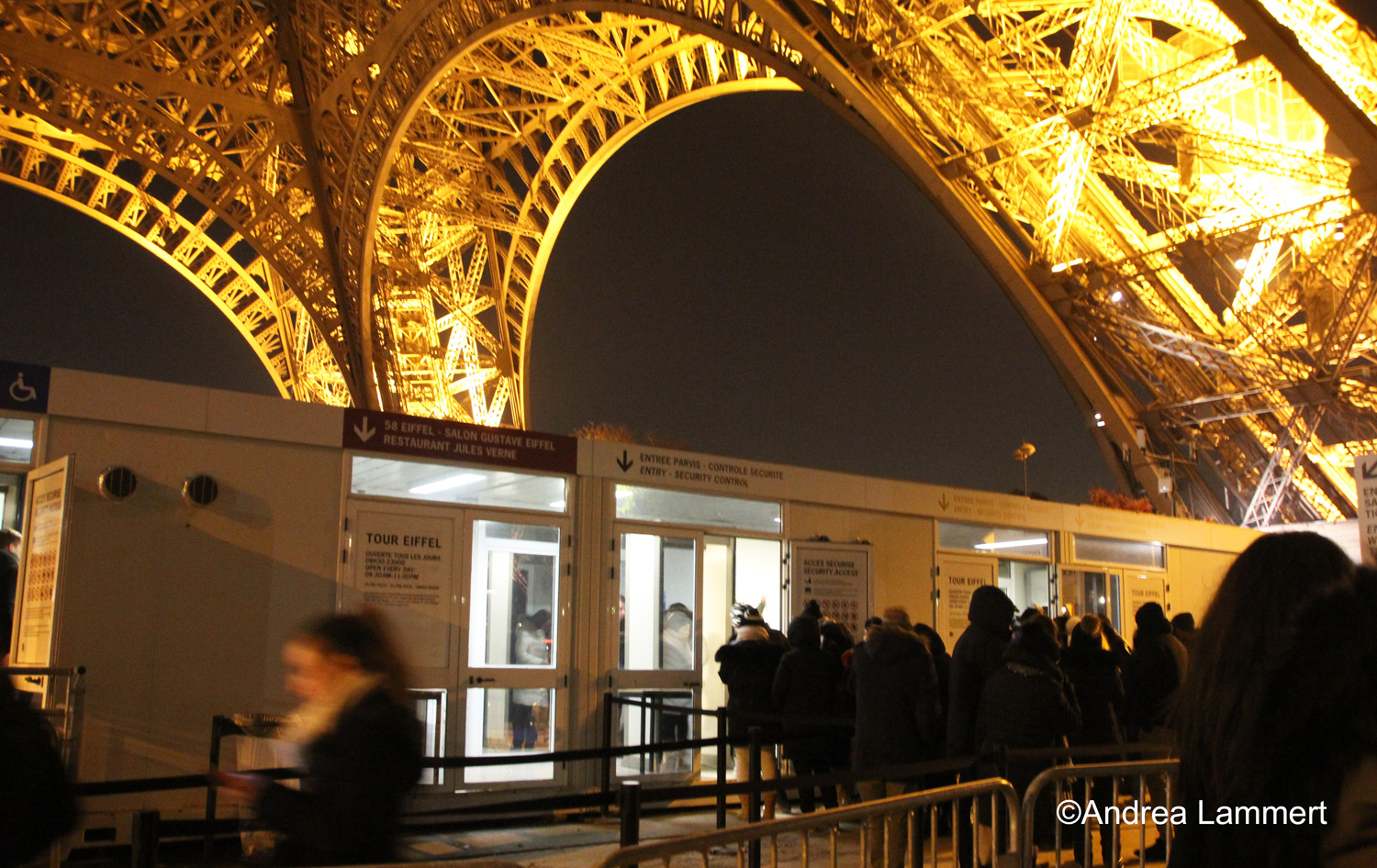 Paris unterm Eiffelturm mit Sicherheitsschleuse