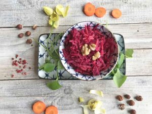 Rote Bete Salat, rih, ungekocht mit Äpfeln und Nüssen
