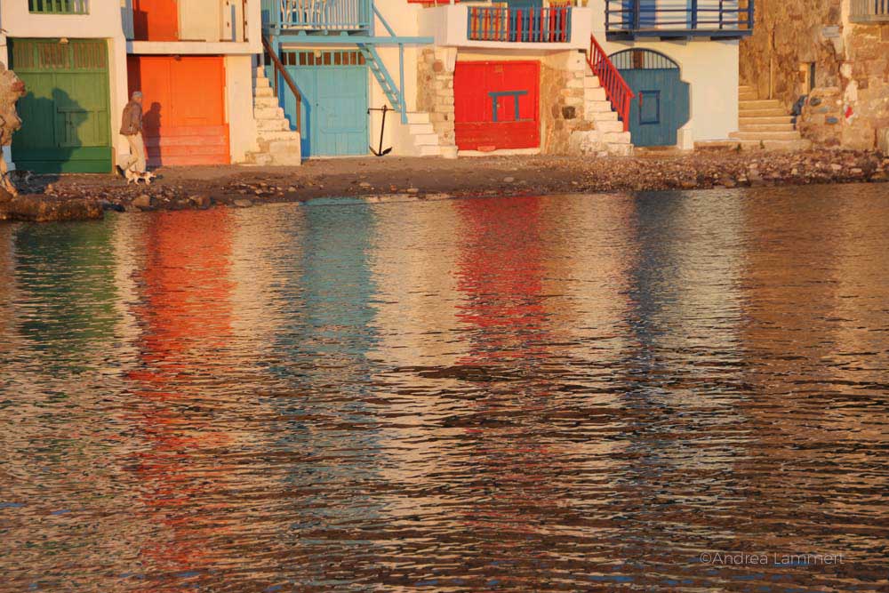 Die Sehenswürdigkeiten der griechischen Insel Milos, bunte Fischerhäuser Milos, Klima