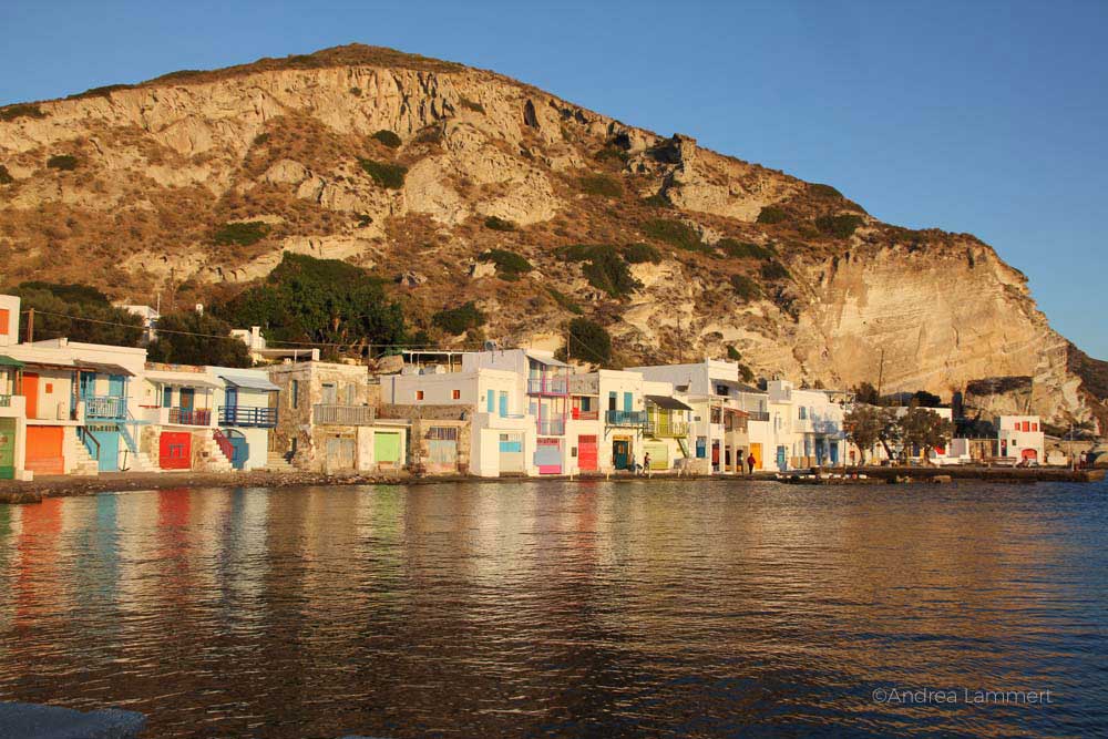 Die Sehenswürdigkeiten der griechischen Insel Milos, bunte Fischerhäuser Milos, Klima