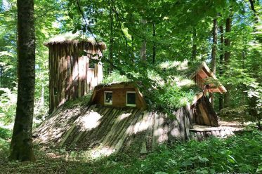Outdoorzentrum Lahntal: Leben in Hobbithäusern als Ferienhütte zum MIeten, es gibt auch viele Aktivitäten wie Kanu und Bogenschießen