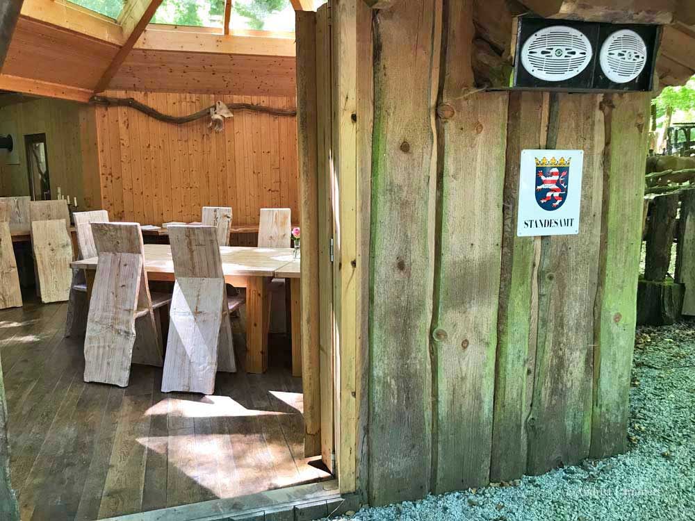 Outdoorzentrum Lahntal: Leben in Hobbithäusern als Ferienhütte zum MIeten, es gibt auch viele Aktivitäten wie Kanu und Bogenschießen