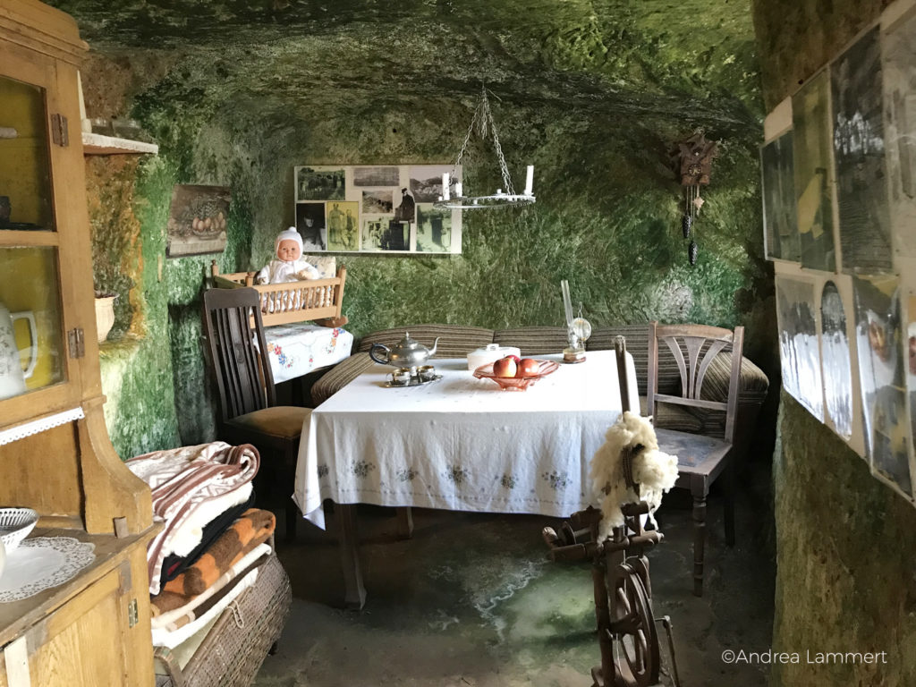 Höhlenwohnung im Harz/Langenstein, Führung durch die Wohnungen, hier Wohnzimmer