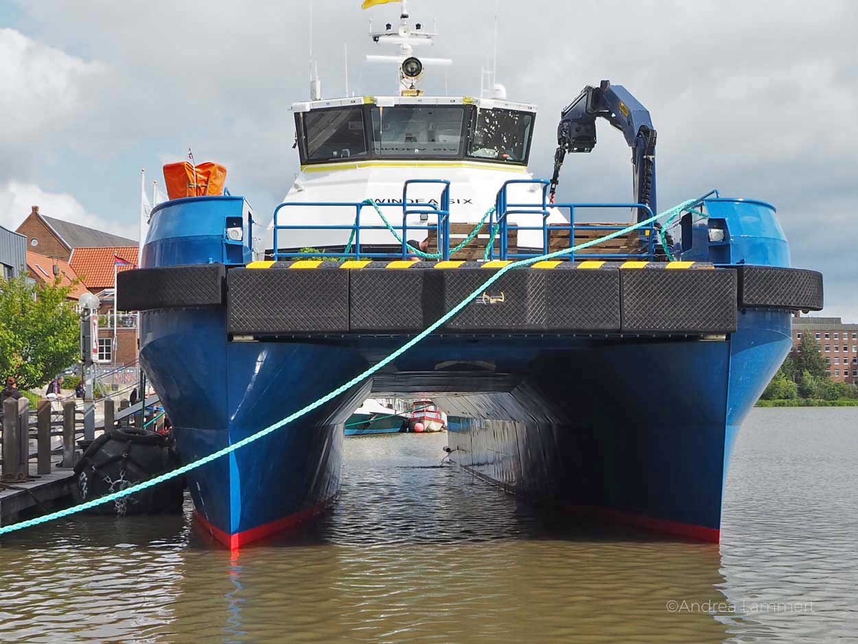 Ein großer Katamaran im Leeraner Hafen