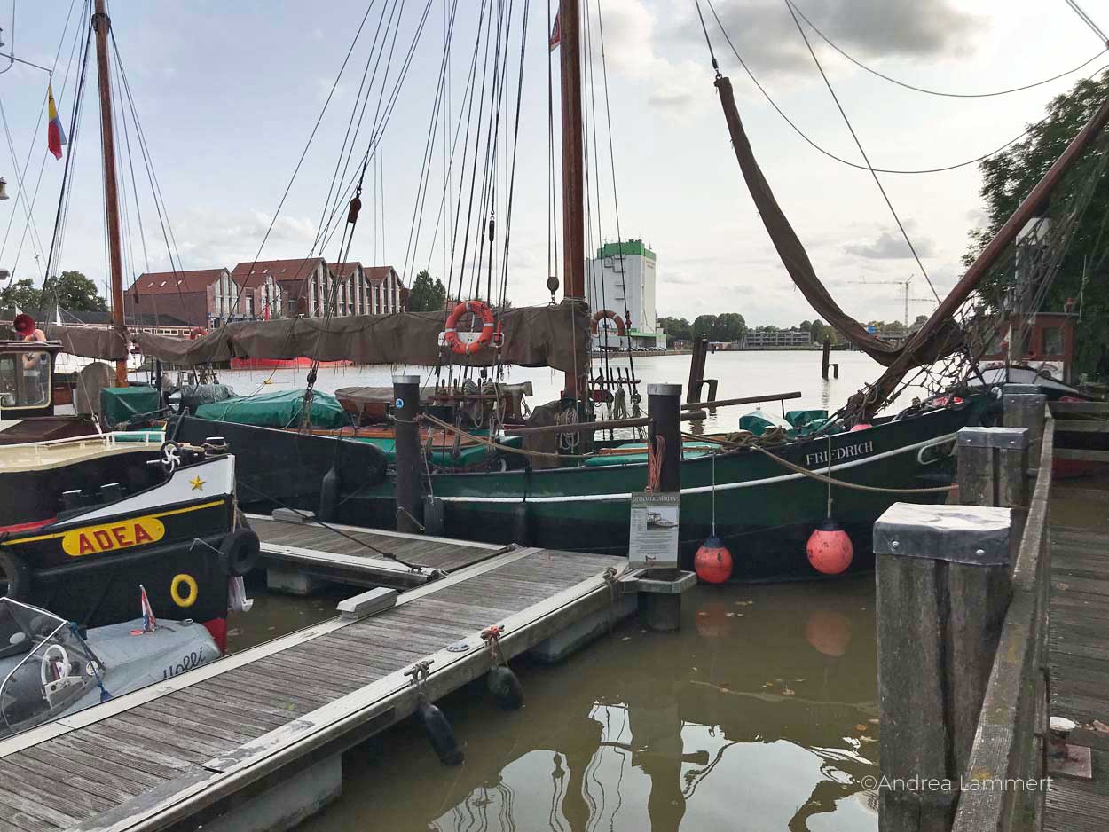 Bummel am Hafen in Leeer mit alten Schiffen, Gehört zu den schönen Sachen, die man in Leer machen kann. Geheimtipps für die ostfriesische Stadt