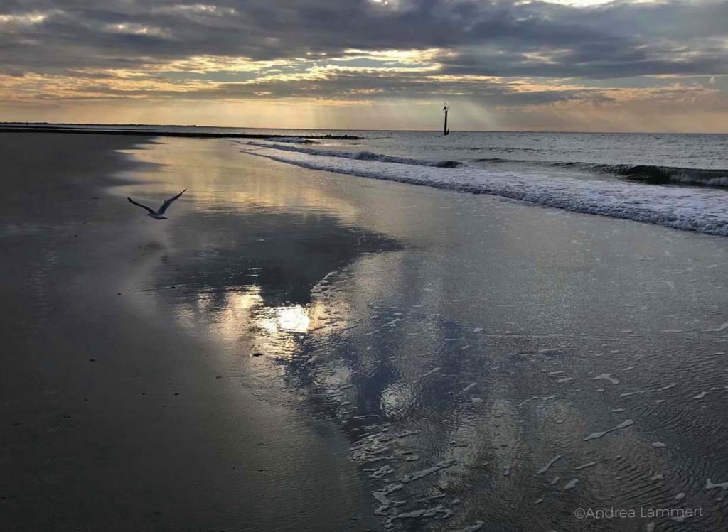 Das Watt ist nicht grau. Es ist bun! Strand, Regenbogen. Zwielicht am Abend, nur Sonne, Licht und Watt, Nordseeküste, Nordsee. Warum ich die Nordsee liebe - Gründe für den Urlaub an der Nordsee, Nordseeinseln, einsame Inseln in der Nordsee,