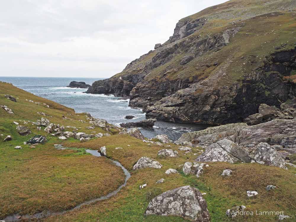 Wandern in Glencolumbkille, Donegal, Irland, Pilgern auf dem 15-Stationen-Weg zum heiligen Brunnen,