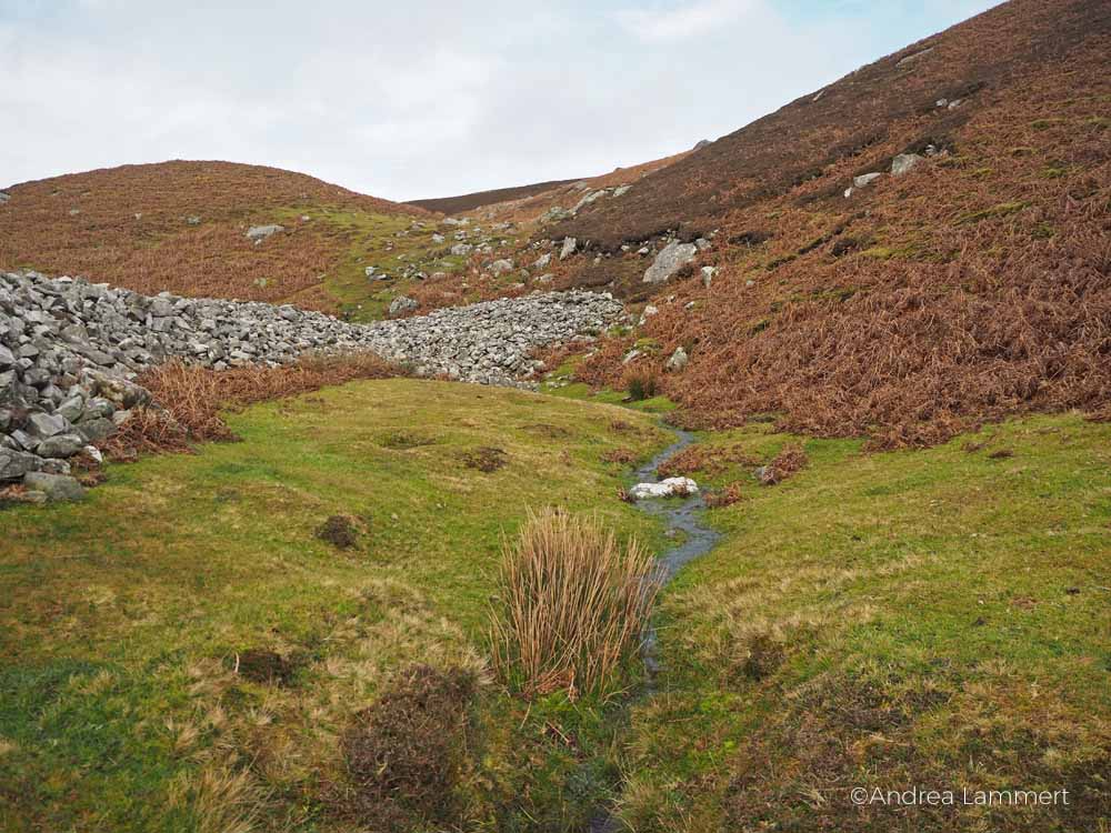 Wandern in Glencolumbkille, Donegal, Irland, Pilgern auf dem 15-Stationen-Weg zum heiligen Brunnen,