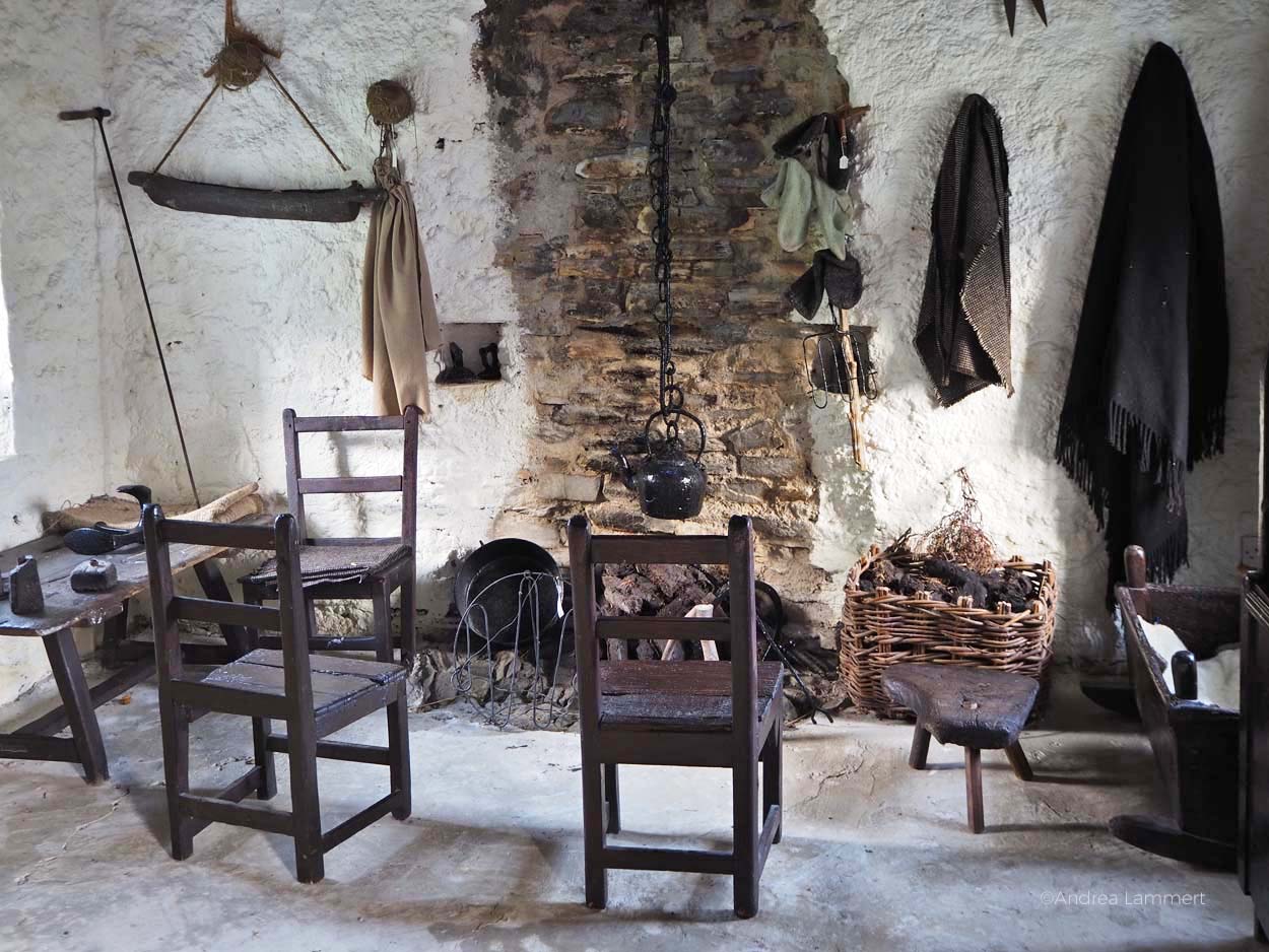 Das Folk-Village von Glencolumbkille ist ein Freilichtmuseum, das in die Alltagsgeschichte Irlands einführt, mit Historie zum Walfang, Schwitzhüten, Fischfang