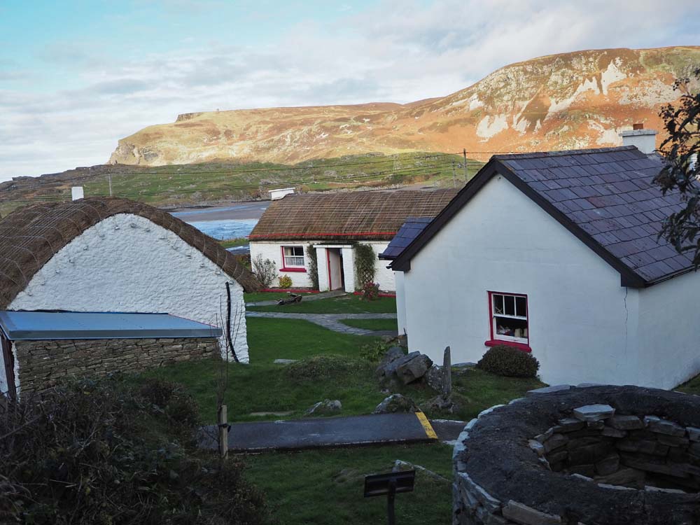 Das Folk-Village von Glencolumbkille ist ein Freilichtmuseum, das in die Alltagsgeschichte Irlands einführt, mit Historie zum Walfang, Schwitzhüten, Fischfang