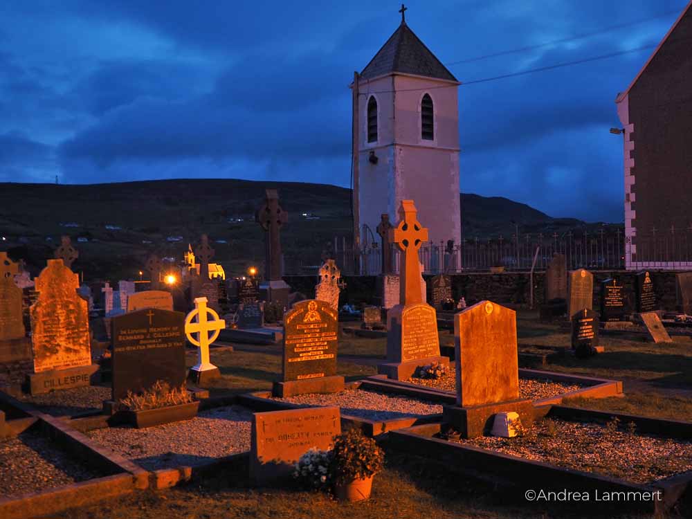Wandern in Glencolumbkille, Donegal, Irland, Pilgern auf dem 15-Stationen-Weg zum heiligen Brunnen, Die Kirche St. Columba's Church of Ireland in Glencolumbkille