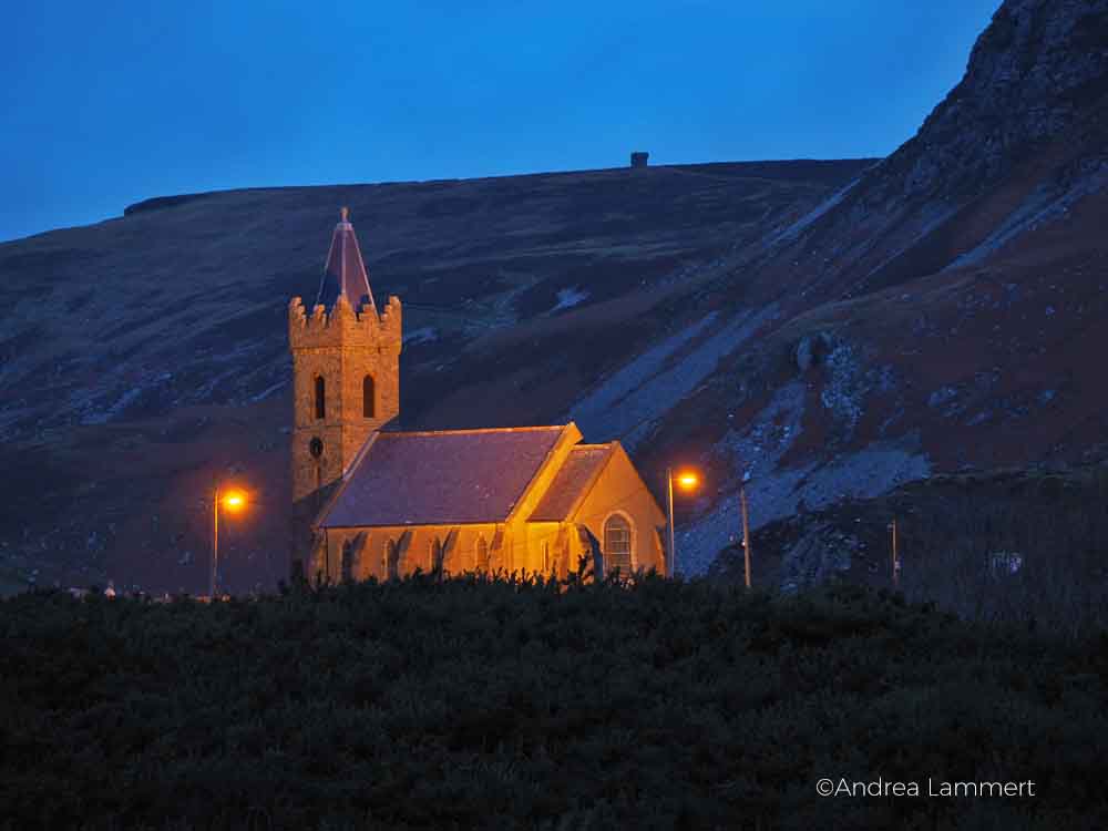 Wandern in Glencolumbkille, Donegal, Irland, Pilgern auf dem 15-Stationen-Weg zum heiligen Brunnen, Die Kirche St. Columba's Church of Ireland in Glencolumbkille