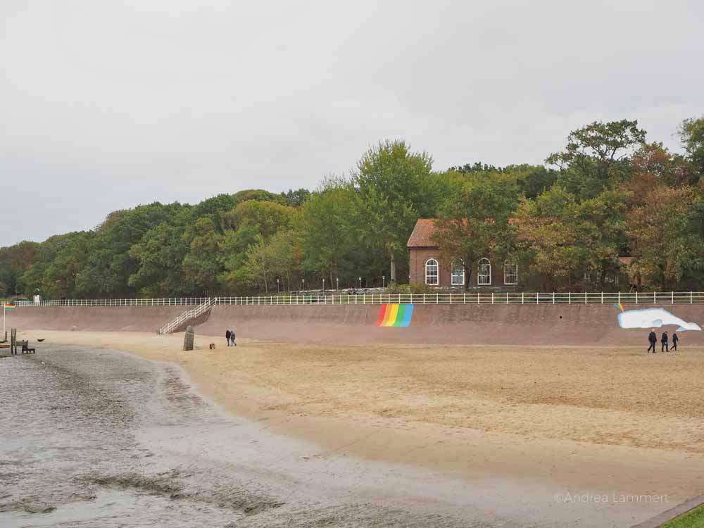 Versteckt liegt das Kurhaus direkt am Sandstrand