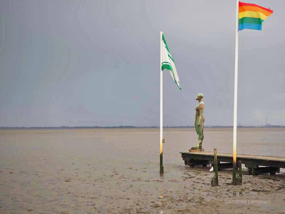 Anatol Herzfeld hatr diese Skulptur an den Strand von Dangast gesetzt.