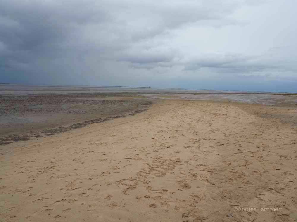 Strand von Dangast bei Ebbe. Wann ist das Wasser bloß da? Sandstrand an der niedersächsischen Nordseeküste