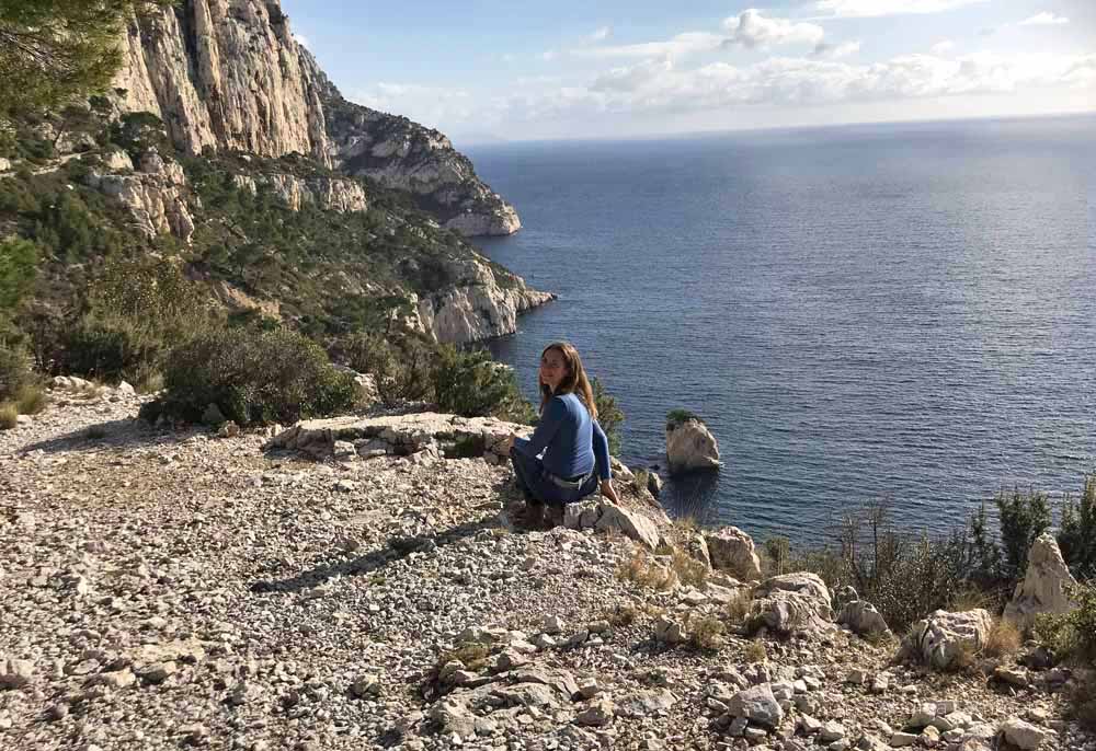 Wanderung durch die Calanques bei Marseille, Aussicht auf Schluchten und felsen und Fjorde