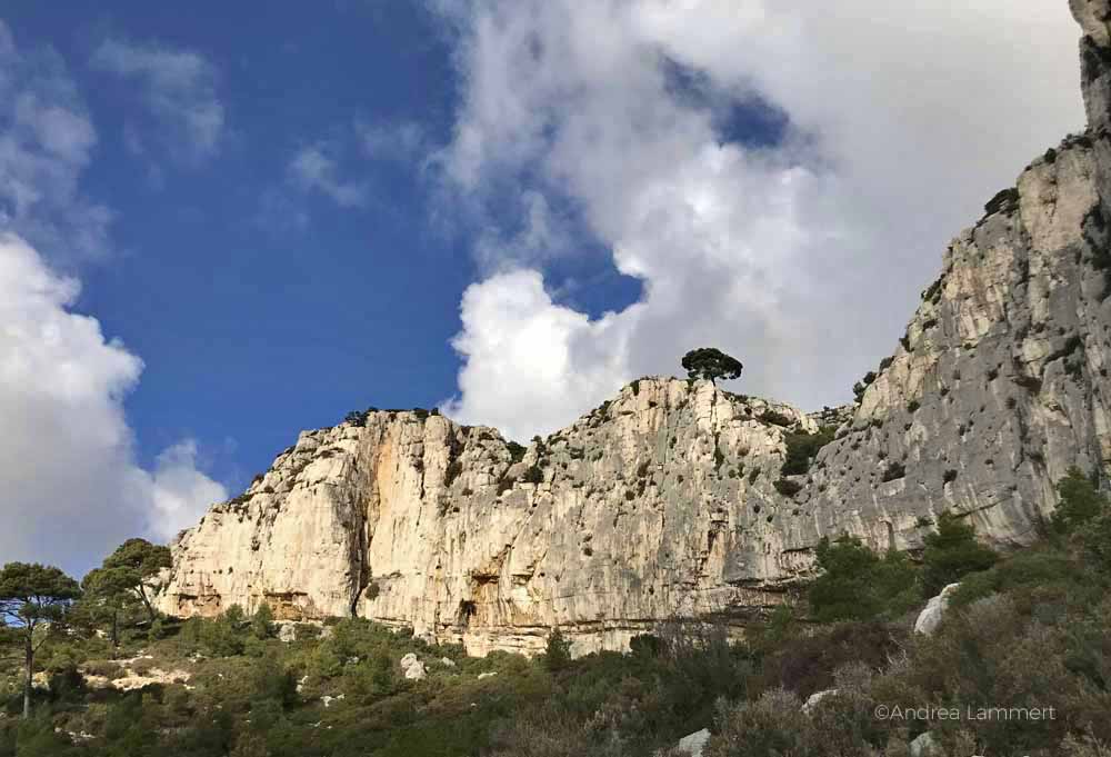 Wanderung durch die Calanques bei Marseille, Aussicht auf Schluchten und felsen und Fjorde