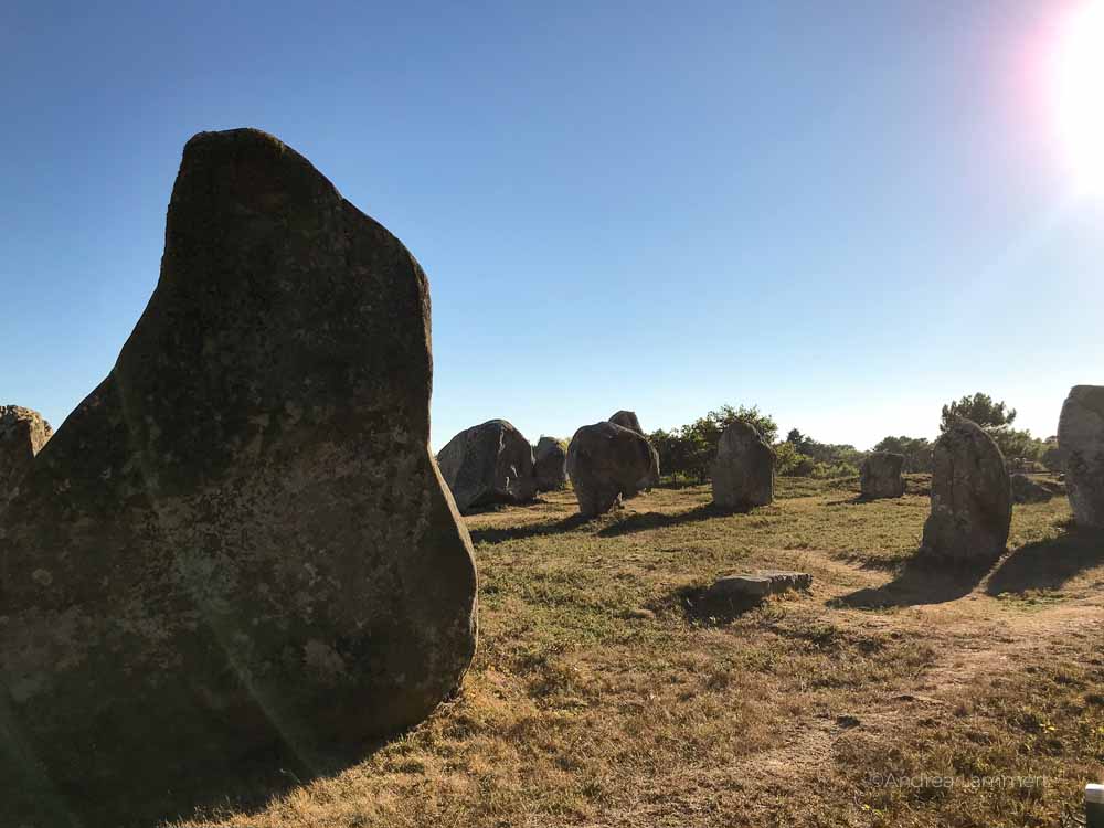 Die Megalithen von Carnac sind die größte Steinreihe der Welt. Welche Geheimnisse wohnen ihr inne? Wann besucht man sie? Tipps für Carnac.