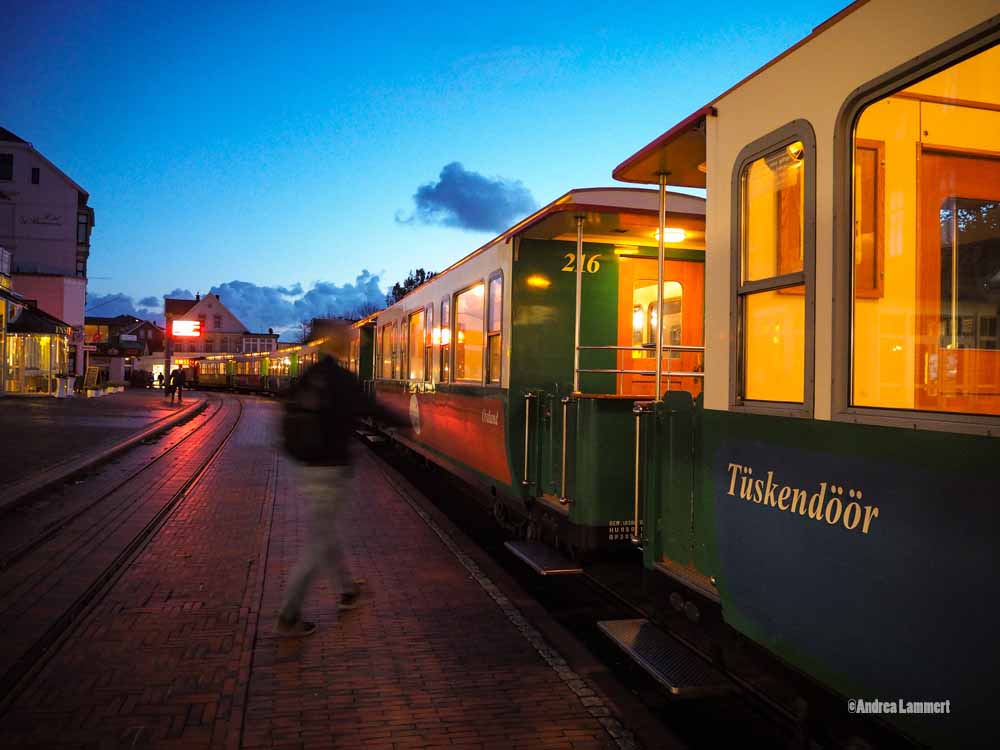 Borkum-Bahn: Manchmal muss man die Fähre schon im Morgengrauen nehmen.