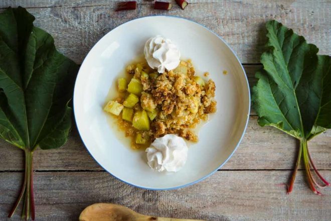 Rharbarber-Crumble lecker, Rezept mit Haferflocken