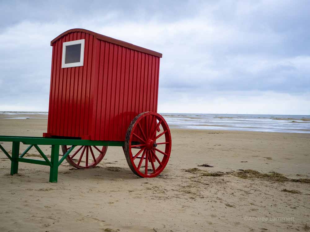 Typisch sind die Badehäuser der Ostfriesischen Inseln, hier Borkum.