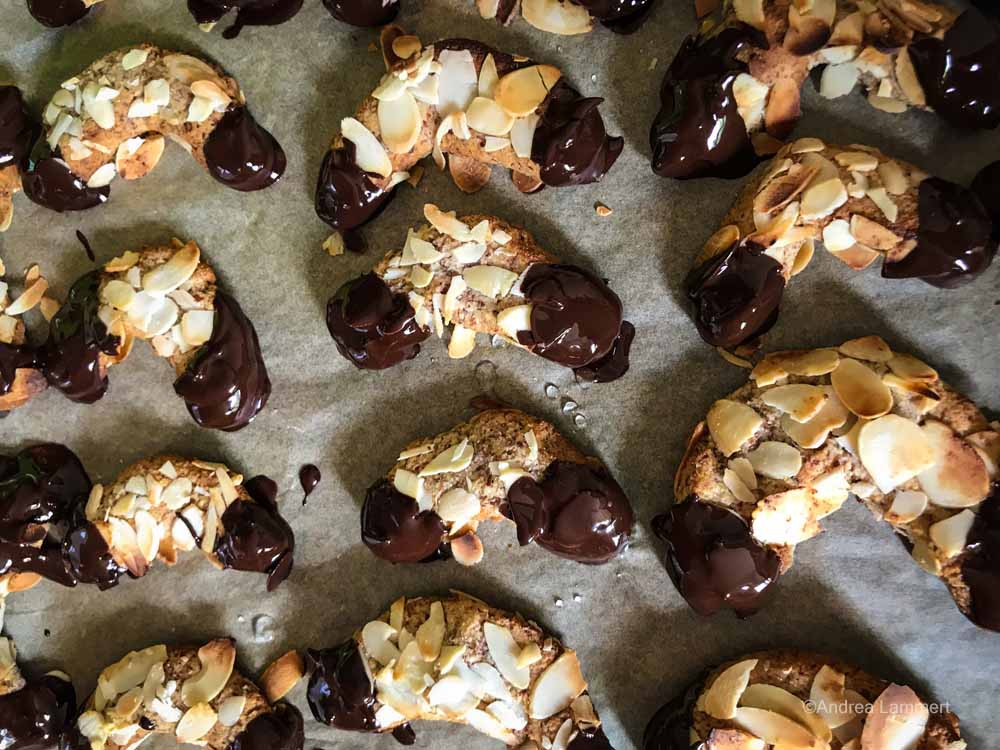 Vegane Mandelhörnchen auf dem Backblech