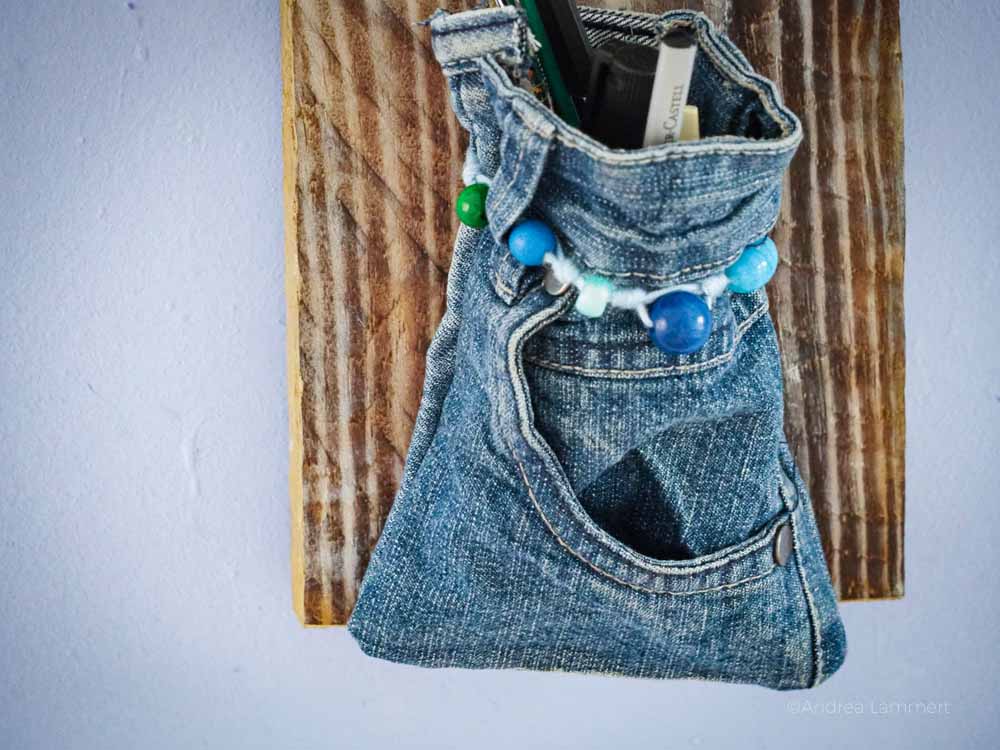 Stiftehalter Design selbst gemacht aus alten Jeans und einer Palette