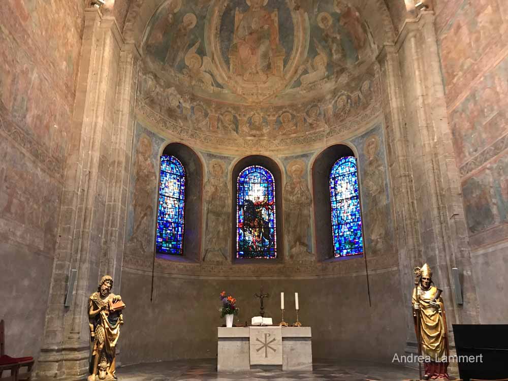 Der Altarbereich im Braunschweiger Dom mit seinen Fresken.