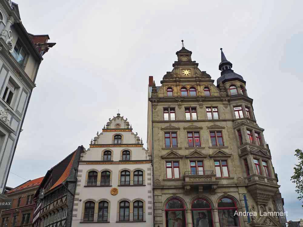 Die hübschen Fassaden der Häuser des Kohlmarktes gehören zu den Sehenswürdigkeiten in Braunschweig