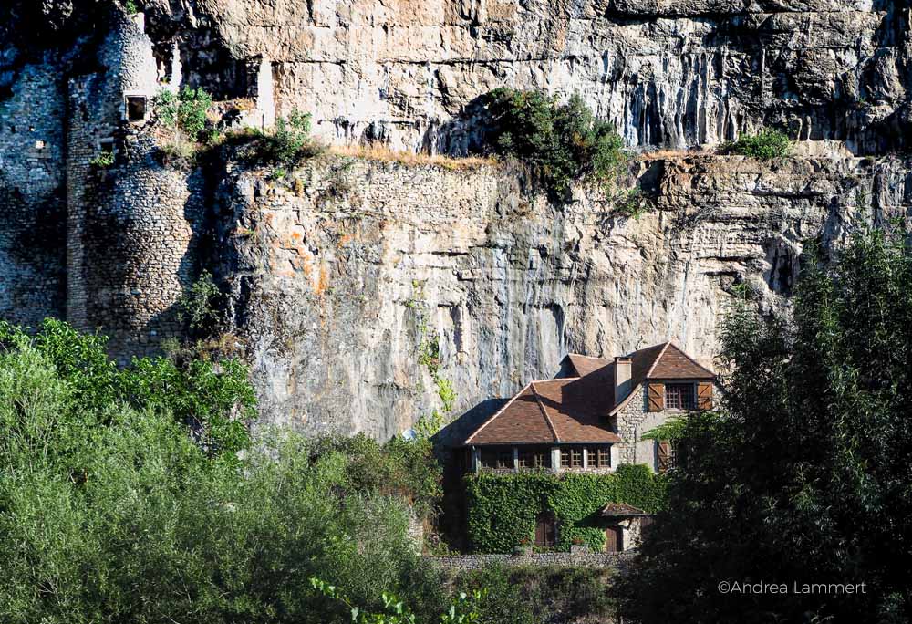 Ein Dorf an den steilen Felsen - Cabrerets sur Célé liegt spektakulär, . Fluss Lot, Sehenswürdigkeiten, Reiseführer, Tipps,