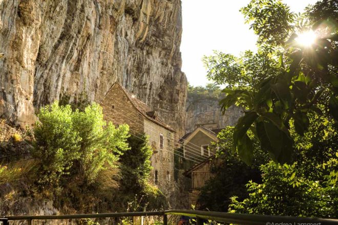 Ein Dorf an den steilen Felsen - Cabrerets sur Célé liegt spektakulär, . Fluss Lot, Sehenswürdigkeiten, Reiseführer, Tipps,