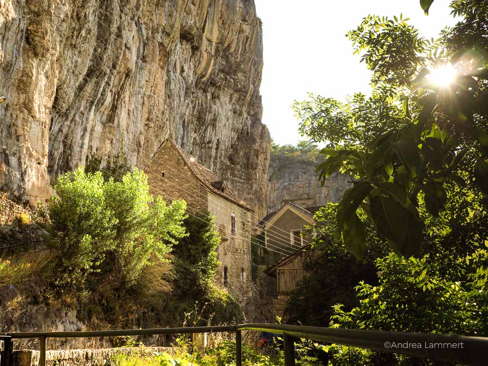 Ein Dorf an den steilen Felsen - Cabrerets sur Célé liegt spektakulär, . Fluss Lot, Sehenswürdigkeiten, Reiseführer, Tipps,