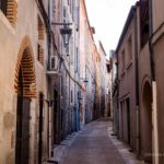 Eine der typischen Straßen von Cahors. Fluss Lot, Sehenswürdigkeiten, Reiseführer, Tipps,