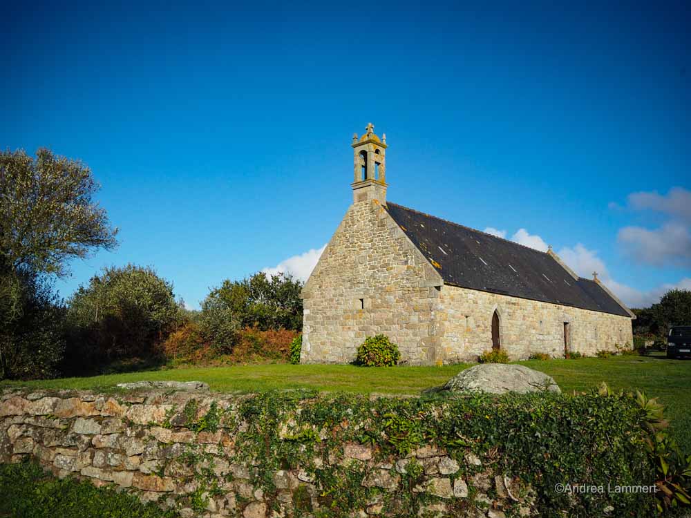 Menhire, Bretagne, mystische Orte Chapelle Ourzal