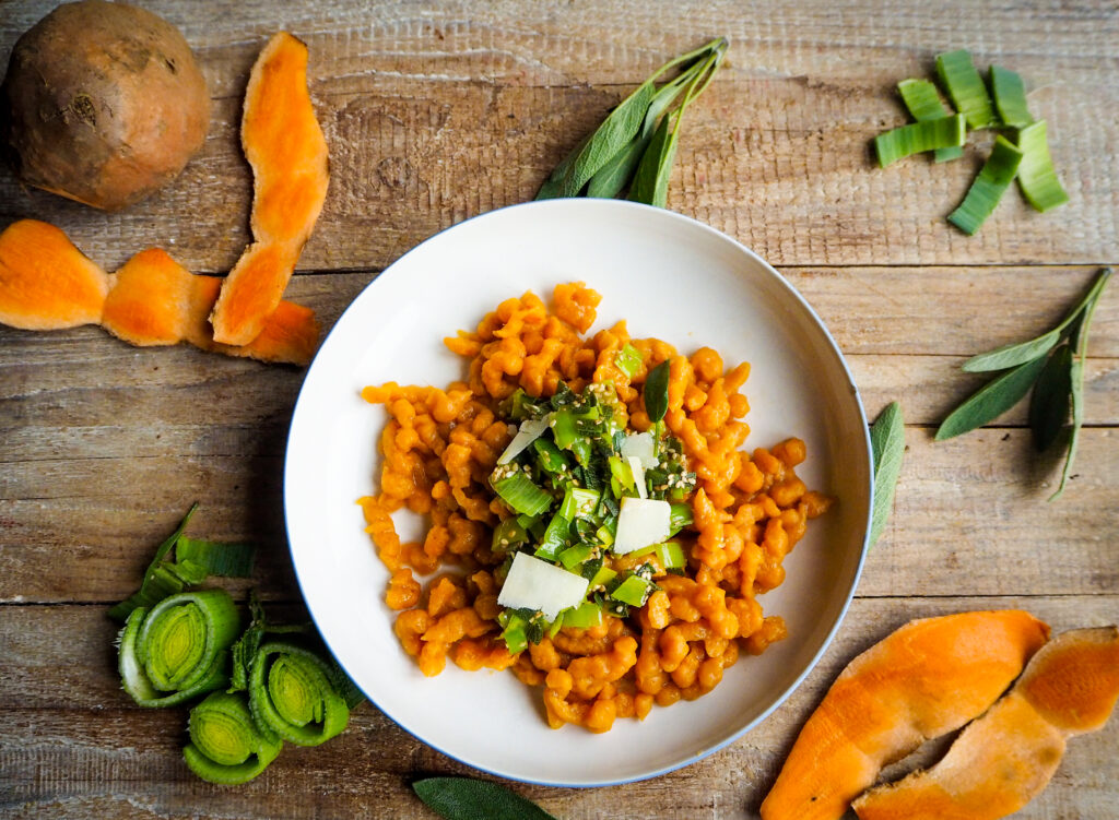 Süßkartoffelspätzle mit Lauch-Salbei-Soße I indigo-blau.de