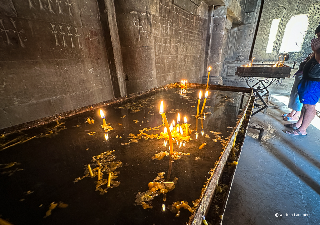 Kerzen im Inneren der Kirche in Norawank