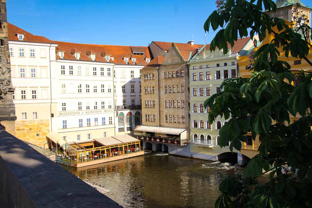 Der Prager Stadtteil Malá Strana (Kleinseite) vom Ufer der Moldau aus. Geheimtipps Prag