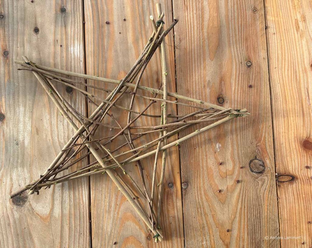 Weihnachtsstern aus Zweigen basteln. DIY