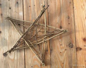 Weihnachtsstern aus Zweigen basteln. DIY