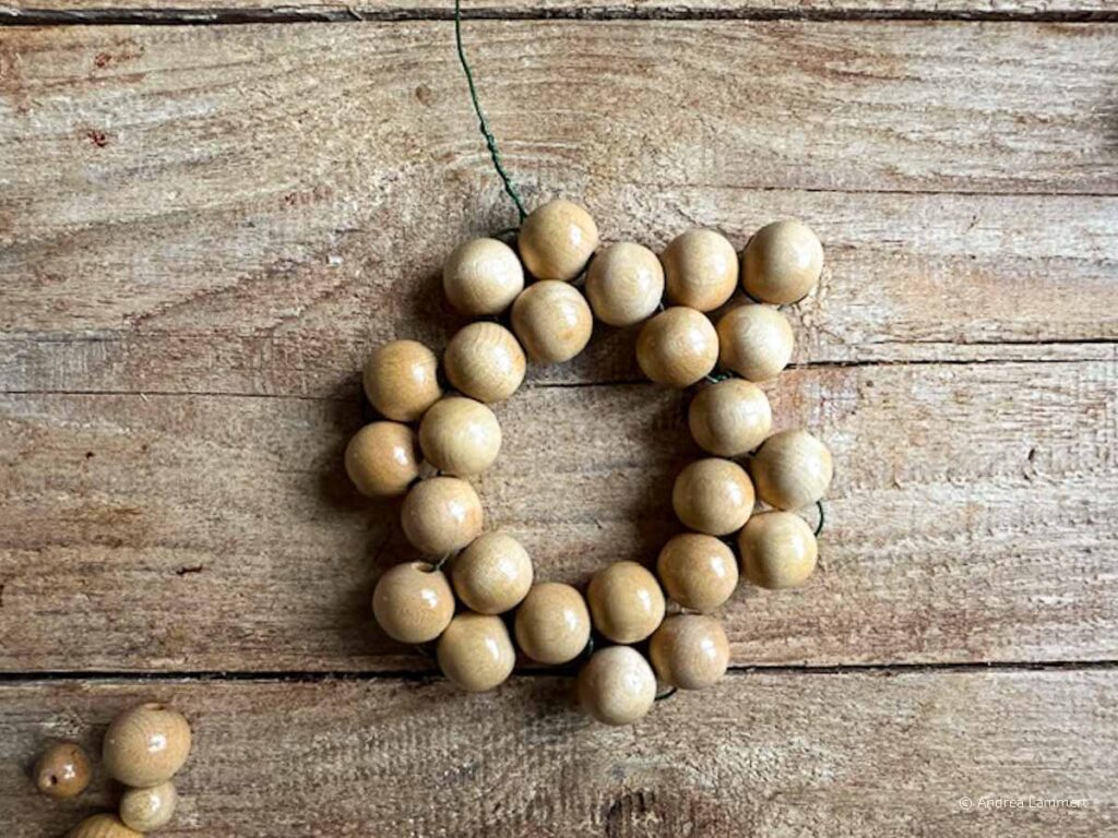 Weihnachtsstern aus Perlen basteln, DIY, Perlenstern Weihnachten, die Materialien